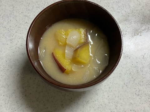 さつまいもと新玉ねぎの味噌汁